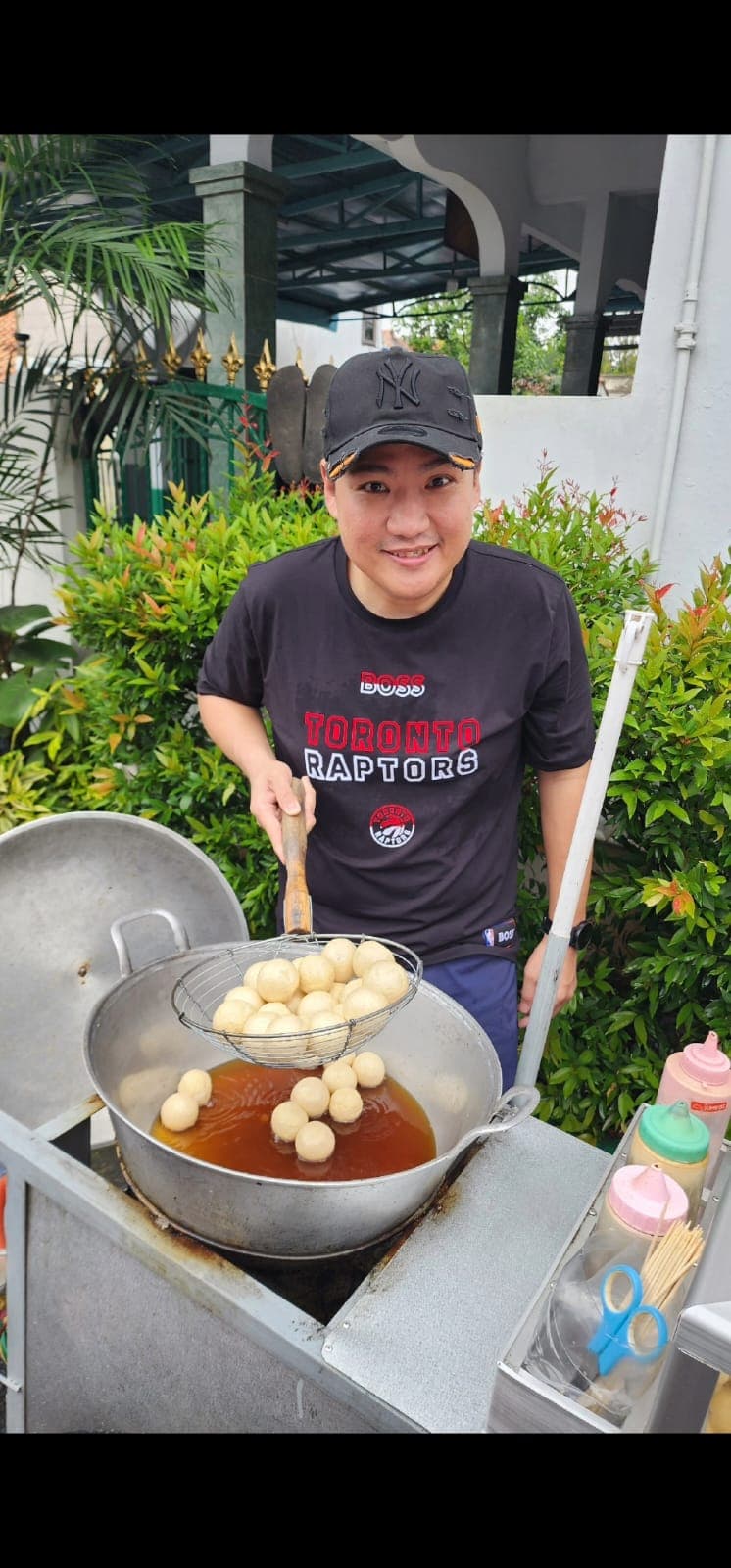 Koko tersenyum sambil menyiapkan makanan